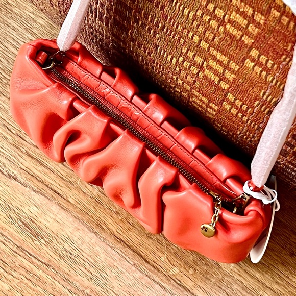 🌺🎉HP🎉🌺 NWT Staud Ruched Leather Bean Bag Blood Orange - Picture 6 of 16